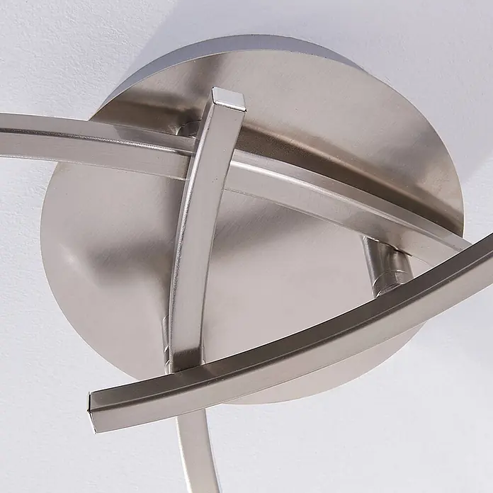 Lindby Deckenleuchte Della - alu / grau / zink, E14 - Nahaufnahme einer modernen Deckenleuchte aus gebürstetem Metall mit geschwungenen, silberfarbenen Armen, die von einer runden Basis ausgehen.