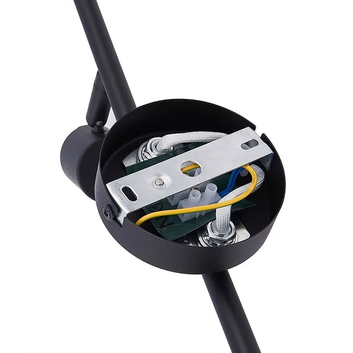 Lindby Deckenleuchte Piena - schwarz, schwarz, E14 - Innenansicht des Sockels einer schwarzen Leuchte mit Verkabelung, Montageplatte und farbigen Elektrokabeln.