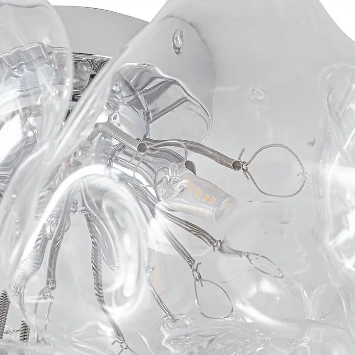 Lucande Deckenleuchte Diborah - L x B x H: 49 x 49 x 32 cm, klar / transparent, G9 - Detail einer Leuchte: klare Elemente, Metallfedern und sichtbare LED-Lampen.
