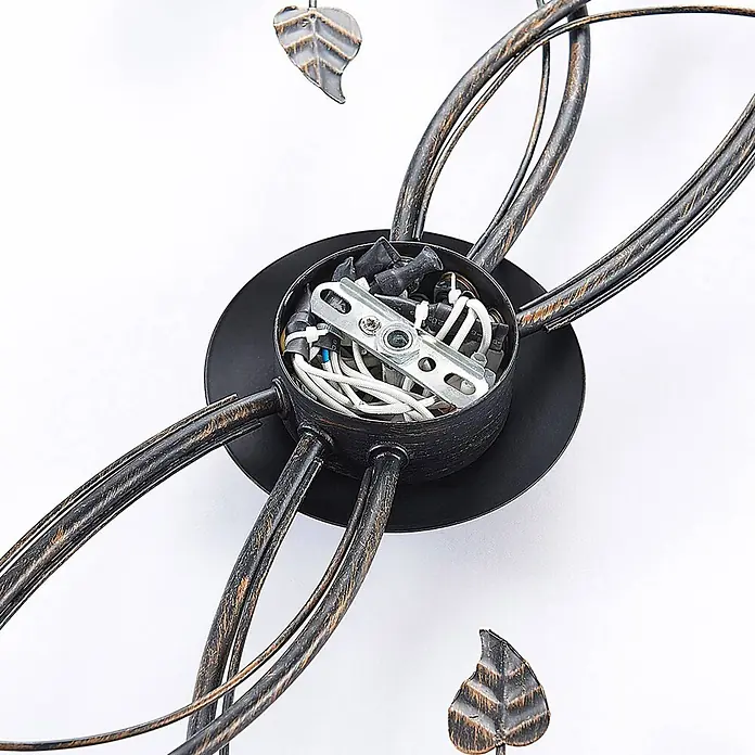 Lindby Deckenleuchte Stefania - braun / rost, E14 - Nahaufnahme des schwarz-bronzefarbenen Metallsockels einer Leuchte mit sichtbarer Innenverkabelung und Montagehalterung.