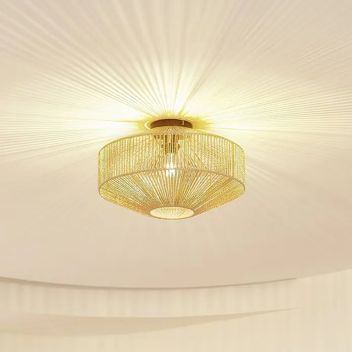 Lindby Deckenleuchte Sorino - Holz hell, E27 - Goldene Deckenleuchte aus Schnurgeflecht, die faszinierende Lichtmuster an die Decke wirft.