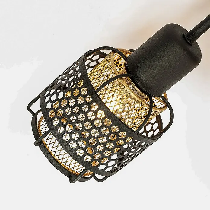 Lindby Deckenleuchte Eudoria - schwarz, schwarz, E14 - Schwarzer Metall-Deckenstrahler mit sechseckigem Außengitter und goldenem Innengitter, das die Glühbirne freilegt.