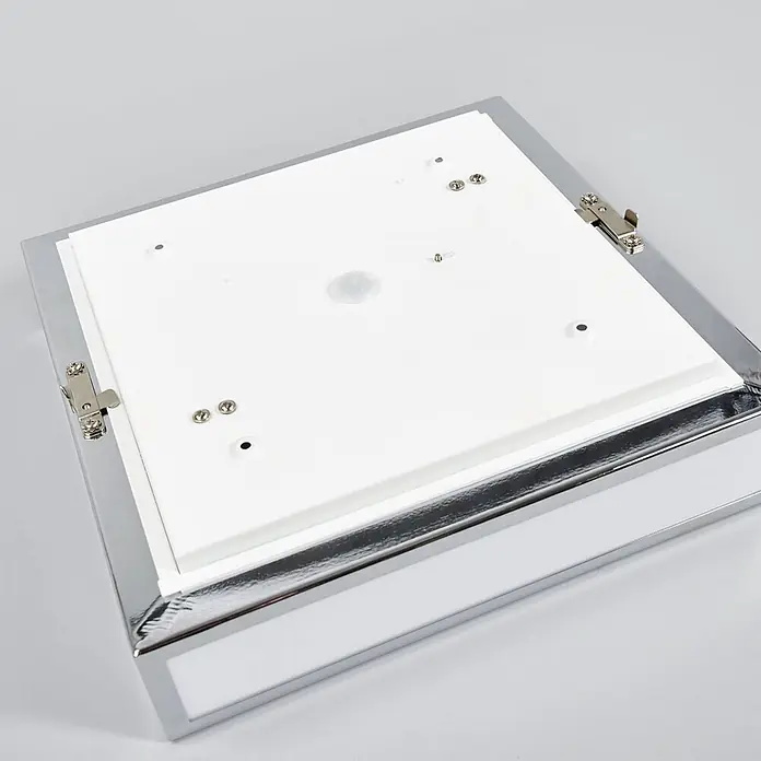 Lindby Deckenleuchte Eniola - chrom / silber, E27 - Rückseite einer quadratischen LED-Panel-Leuchte mit Chromrahmen und weißer Rückplatte, Montagezubehör und Sensor sichtbar.