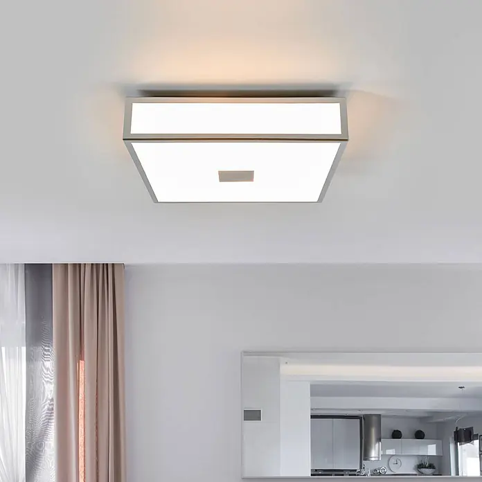 Lindby Deckenleuchte Eniola - chrom / silber, E27 - Quadratische LED-Deckenleuchte mit gebürstetem Aluminiumrahmen und weißen Diffusoren, die einen modernen Raum beleuchtet.
