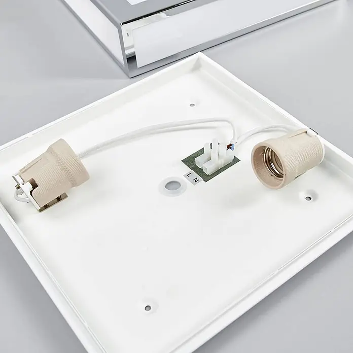 Lindby Deckenleuchte Eniola - chrom / silber, E27 - Weißes, quadratisches Leuchtenunterteil mit Innenverkabelung, zwei Keramikfassungen und einer Anschlussklemme.
