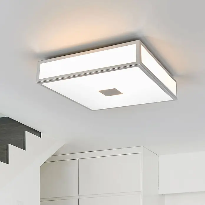 Lindby Deckenleuchte Eniola - chrom / silber, E27 - Moderne quadratische LED-Deckenleuchte mit silbernem Rahmen und weißen Diffusoren, die einen Raum beleuchtet.