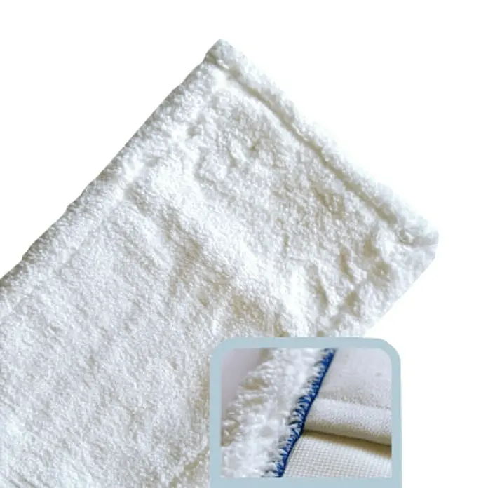 Mikrofasermopp Excellent - Breite: 40 cm - Nahaufnahme eines weißen Mikrofaser-Mopppads mit blauer Naht, ideal für die Reinigung verschiedener Oberflächen.