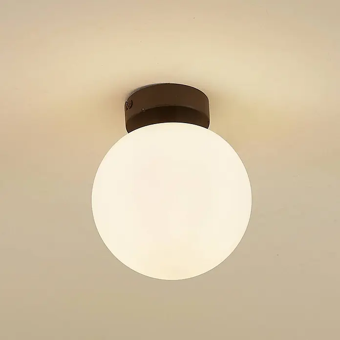 Lucande Deckenleuchte Bidolo - schwarz, E14 - Moderne Deckenleuchte mit dunkelbraunem Sockel und kugelförmigem weißen Glasdiffusor.