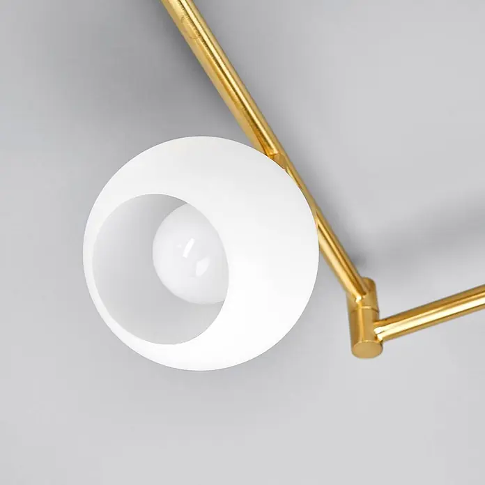 Lindby Deckenleuchte Elaina - messing / gold, E14 - Goldfarbene mehrarmige Deckenleuchte mit weißem Kugelschirm, der eine Aussparung für eine weiße Glühbirne hat.