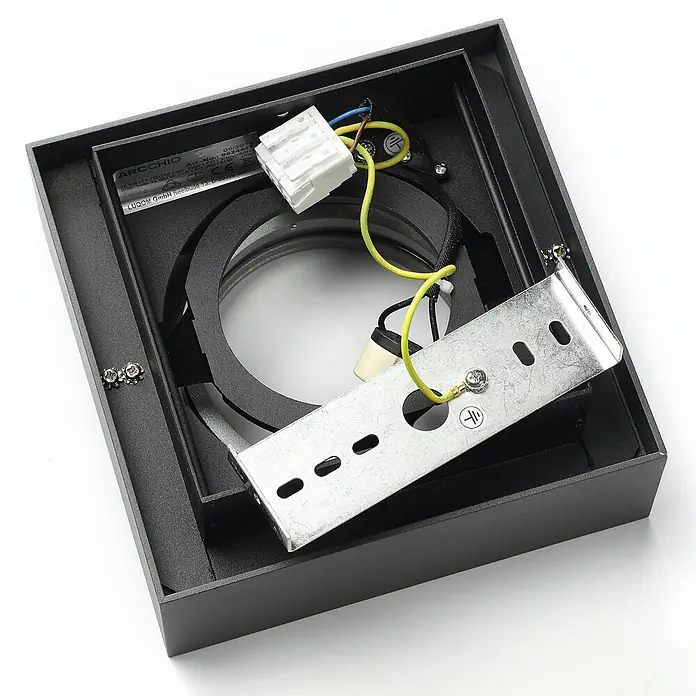 Arcchio Deckenleuchte Ronka - schwarz, schwarz, GU10 - Schwarze quadratische Außenleuchte, geöffnet mit Innenverkabelung, elektrischem Stecker und Montageplatte zur Installation.