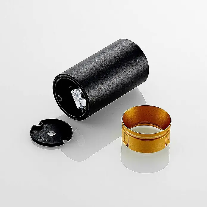 Arcchio Deckenleuchte Brinja - L x B x H: 6 x 6 x 10,5 cm, schwarz, schwarz, GU10 - Schwarzes, texturiertes Leuchtengehäuse mit sichtbarem Stromanschluss, schwarzer Endkappe und separatem goldfarbenem Ring.