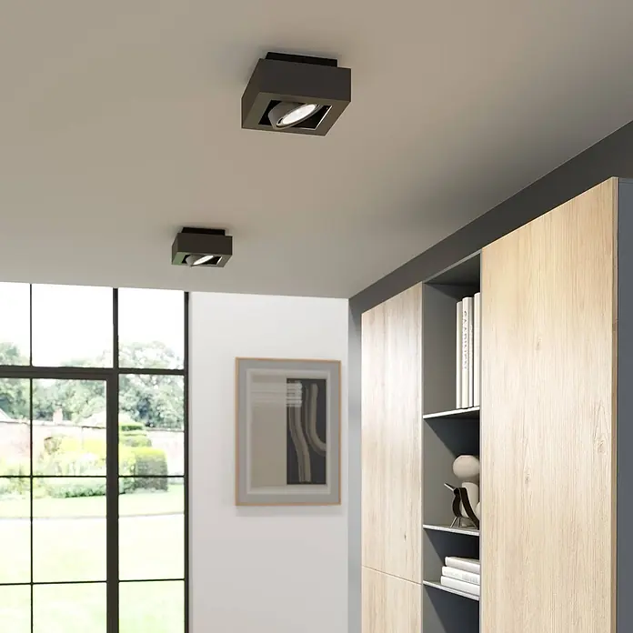 Arcchio Deckenleuchte Ronka - schwarz, schwarz, GU10 - Zwei dunkelgraue quadratische Deckenstrahler mit verstellbaren weißen LED-Einsätzen, an heller Decke montiert.