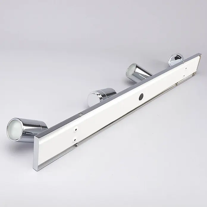 Lindby Deckenleuchte Dejan - chrom / silber, chrom / silber, GU10 - Verchromte LED-Spiegelleuchte mit drei verstellbaren Strahlern auf weißer rechteckiger Basis.