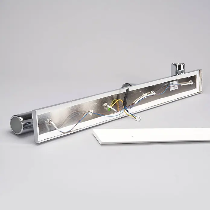 Lindby Deckenleuchte Dejan - chrom / silber, chrom / silber, GU10 - Demontierte Chrom-Leuchte mit interner Verkabelung und separater weißer Abdeckplatte.