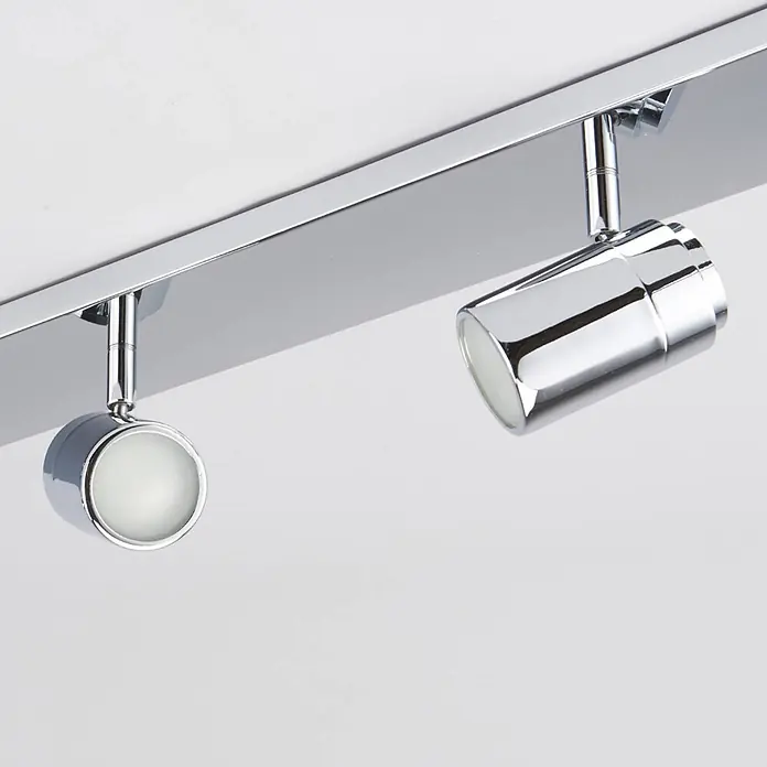 Lindby Deckenleuchte Dejan - chrom / silber, chrom / silber, GU10 - Zwei verstellbare Deckenstrahler aus Chrom mit weißen Diffusoren auf einer rechteckigen Chromschiene.