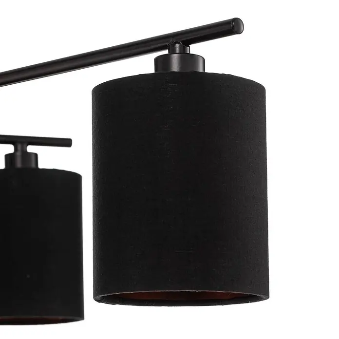Lindby Deckenleuchte Pellinora - L x B x H: 110 x 40 x 19,5 cm, schwarz, E14 - Nahaufnahme eines schwarzen Stofflampenschirms und eines schwarzen Metallarms einer mehrflammigen Deckenleuchte.