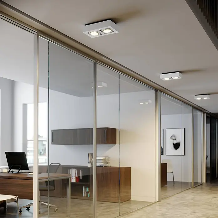Arcchio Deckenleuchte Ronka - weiß / opal, weiß / opal, GU10 - Weiße Deckenleuchte mit zwei quadratischen Strahlern beleuchtet einen modernen Büroflur mit Glaswänden.