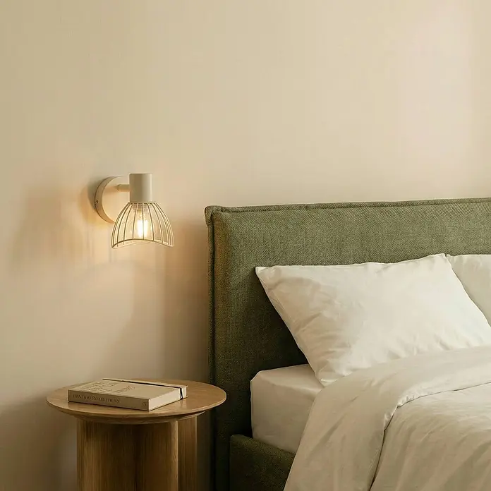 Lindby Deckenleuchte Piena - creme / amber, creme / amber, E14 - Cremefarbene Metallkäfig-Wandleuchte spendet warmes Licht in einem gemütlichen Schlafzimmer mit grünem Stoffbett und Nachttisch aus Holz.