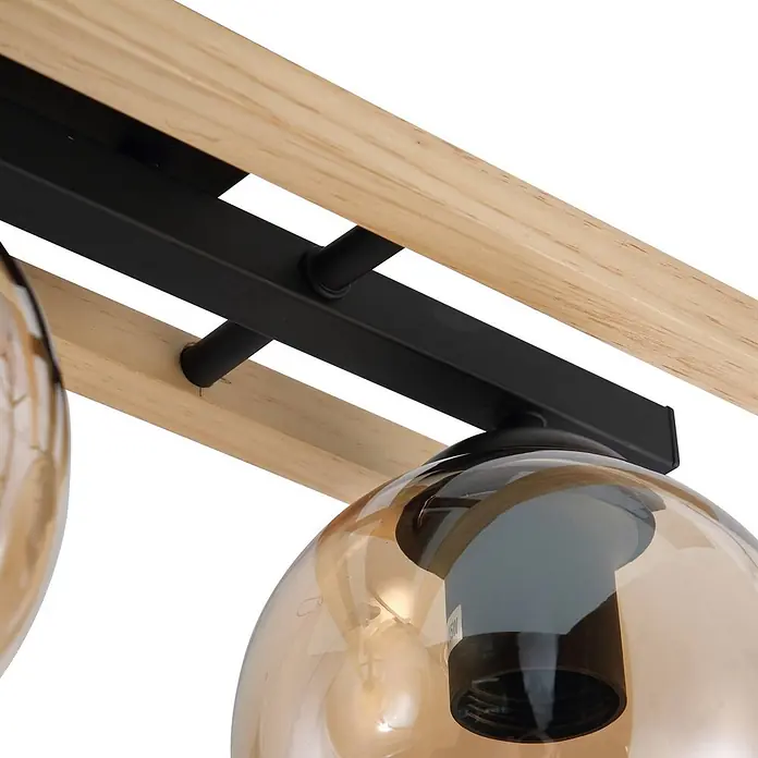 Lindby Deckenleuchte Enrique - schwarz, creme / amber, E27 - Nahaufnahme einer Deckenleuchte mit hellen Holzstreben, schwarzem Metallrahmen und bernsteinfarbenen Glasschirmen mit sichtbaren Glühbirnen.