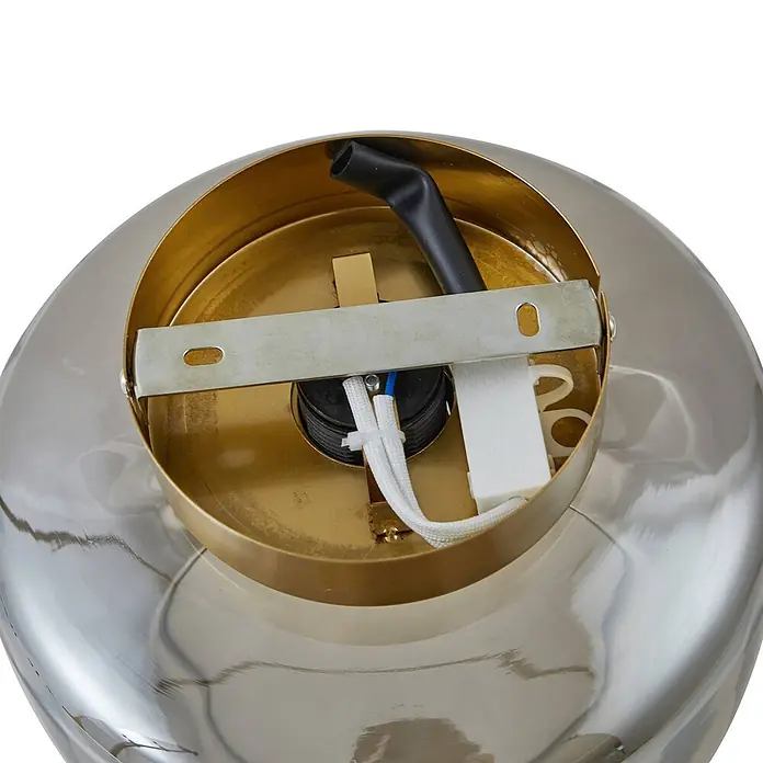 Lindby Deckenleuchte Hildur - L x B x H: 22 x 22 x 15,3 cm, alu / grau / zink, E27 - Innenansicht eines Lampenfußes in Gold mit Verkabelung, Klemmenblock und silbernem Metallgehäuse.