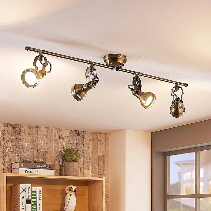 Lindby Deckenlampe in altmessing, Deckenleuchte -  - Antike Messing 4-Flammen-Schienenleuchte an der Decke, beleuchtet den Raum.
