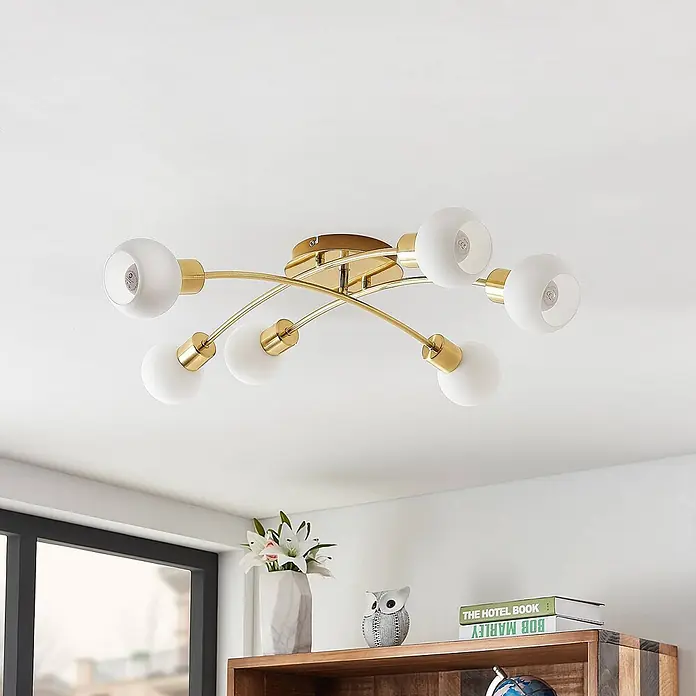 Lindby Deckenleuchte Agmar - L x B x H: 80 x 72 x 18 cm, messing / gold, E14 - Goldfarbene Deckenleuchte mit sechs weißen Kugel-Lampenschirmen.