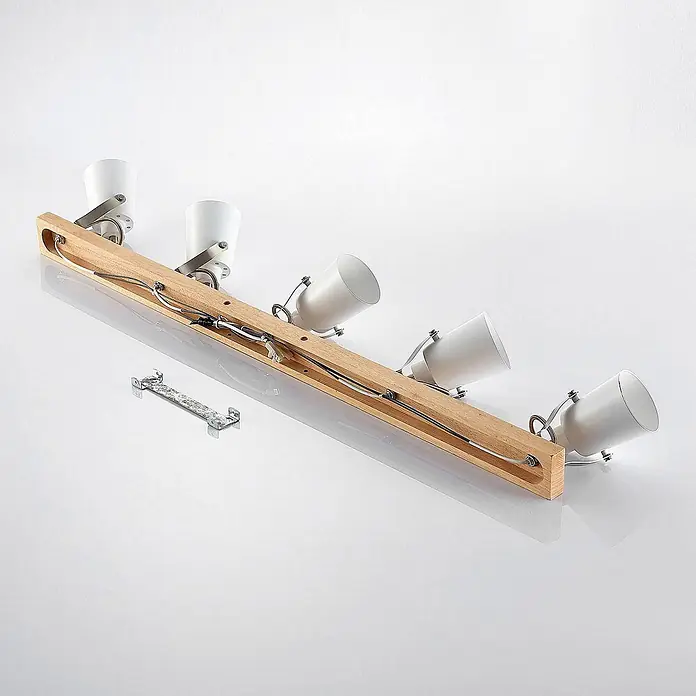 Lindby Deckenleuchte Blana - Holz hell, E14 - Lineare Deckenstrahler mit Holzleiste und fünf weißen, verstellbaren Spots. Eine Montagehalterung aus Metall liegt daneben.
