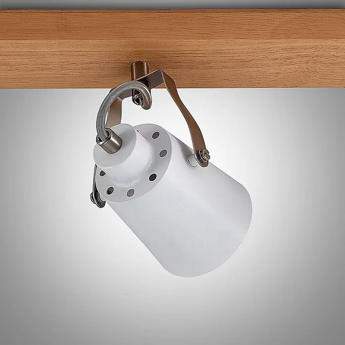 Lindby Deckenleuchte Blana - Holz hell, E14 - Weißer zylindrischer Strahler mit Metallhalterung an einem Holzbalken befestigt.