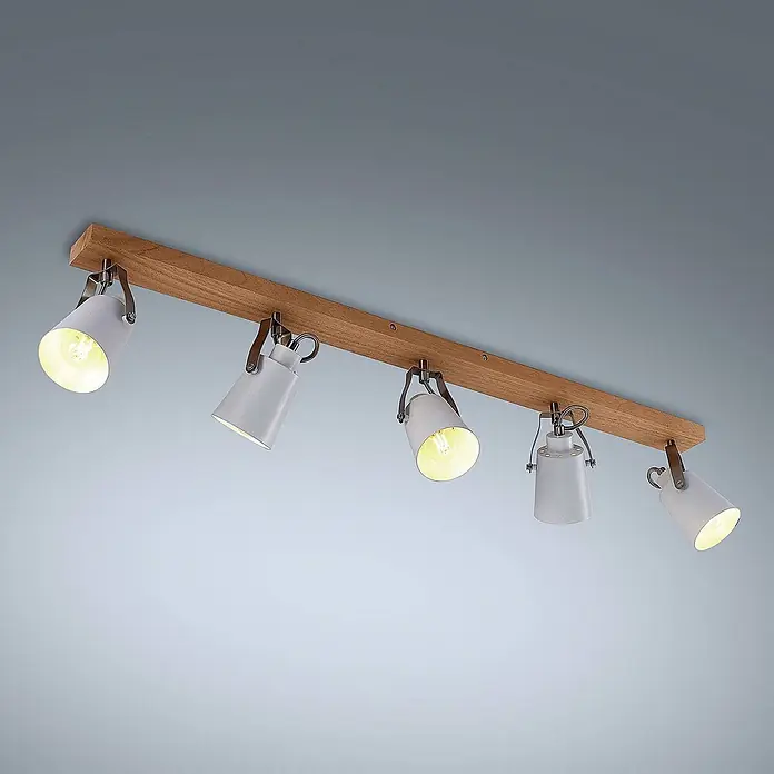 Lindby Deckenleuchte Blana - Holz hell, E14 - Fünf weiße Strahler auf einer Holzleiste Schienenleuchte. Einige Lampen leuchten.