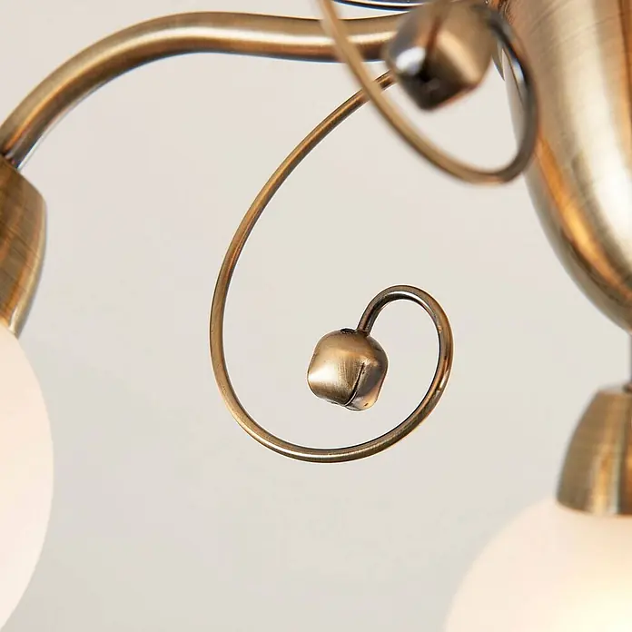 Lindby Deckenleuchte Corentin - bronze / altmessing, E14 - Verzierter Deckenleuchter aus antikem Messing mit geschwungenen Armen und dekorativer Knospe.
