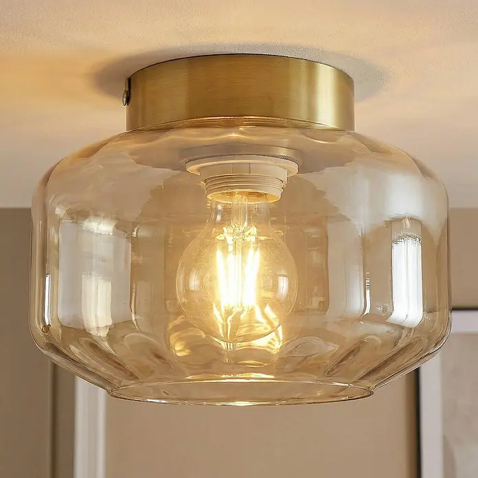 Lindby Deckenleuchte Hildur - L x B x H: 22 x 22 x 15,3 cm, creme / amber, E27 - Deckenleuchte aus amberfarbenem Glas mit Messingsockel und leuchtender LED-Glühfadenlampe.