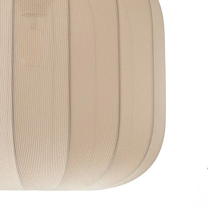 Lindby Deckenleuchte Helin - creme / amber, E27 - Nahaufnahme eines beigen, gerippten Textil-Lampenschirms mit vertikalen Nähten.