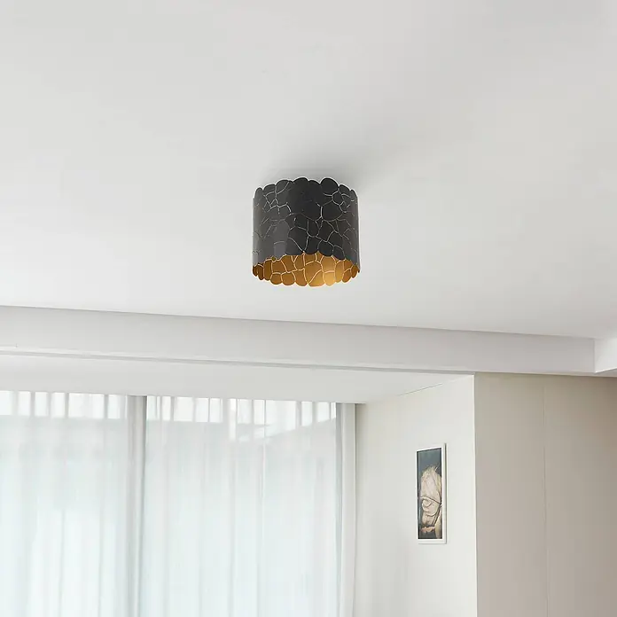 Lindby Deckenleuchte Aralena - L x B x H: 26 x 26 x 22 cm, schwarz, E27 - Dunkelgraue Deckenleuchte mit rissigem Muster und gewelltem Rand, die ein glänzendes Gold-Inneres enthüllt.