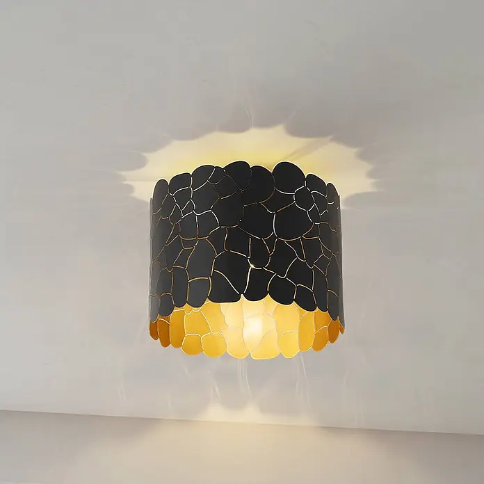 Lindby Deckenleuchte Aralena - L x B x H: 26 x 26 x 22 cm, schwarz, E27 - Schwarze und goldene Deckenleuchte mit Rissmuster, die dekoratives Licht an die Decke wirft.