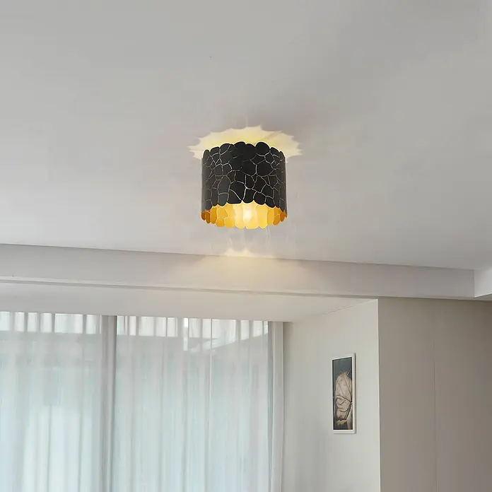 Lindby Deckenleuchte Aralena - L x B x H: 26 x 26 x 22 cm, schwarz, E27 - Schwarze und goldene Deckenleuchte mit unregelmäßigem Mosaikmuster, leuchtend an der Zimmerdecke.