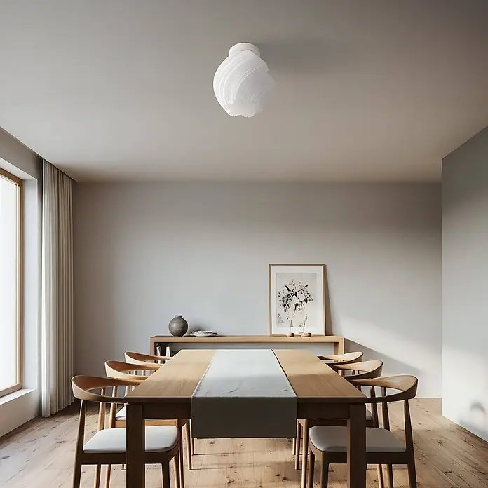 Lindby Deckenleuchte Nuvia - weiß / opal, E27 - Weiße spiralförmige Deckenleuchte beleuchtet ein modernes Esszimmer über einem Holztisch.