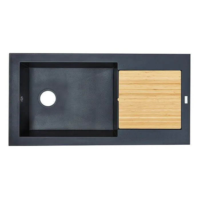 Carea Einbauspüle Katla - 98 x 50 cm, Betongrau - Nahaufnahme einer Spüle aus dunklem Material mit einem hellen Schneidebrett auf der rechten Seite. Moderne Küchenausstattung für stilvolles Kochen.
