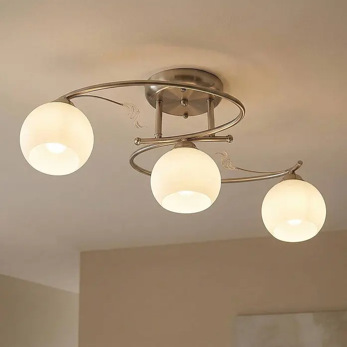 Lindby Deckenleuchte Svean - L x B x H: 60 x 31 x 25,5 cm, alu / grau / zink, E14 - Deckenleuchte aus gebürstetem Metall mit drei weißen Opalschirmkugeln, an der Decke montiert.