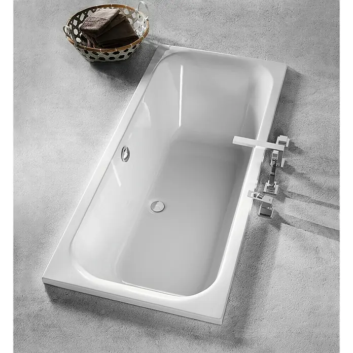 Camargue Badewanne Hermosa - 180 x 80 cm, Sanitäracryl, Weiß - Das Bild zeigt eine moderne, rechteckige Badewanne in Weiß mit minimalistischer Armatur, ergänzt durch einen Korb mit Handtüchern.