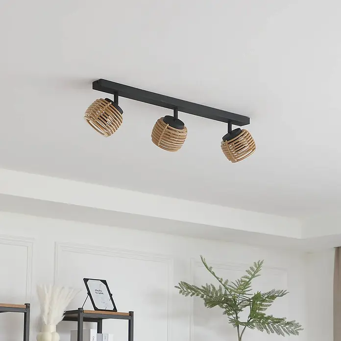 Lindby Deckenleuchte Ediz - schwarz, Holz hell, GU10 - Dreiflammiger Deckenstrahler mit schwarzer Schiene und Lampenschirmen aus Rattan.