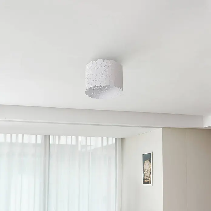 Lindby Deckenleuchte Aralena - weiß / opal, E27 - Weiße Deckenleuchte mit gemustertem Schirm, bündig montiert.