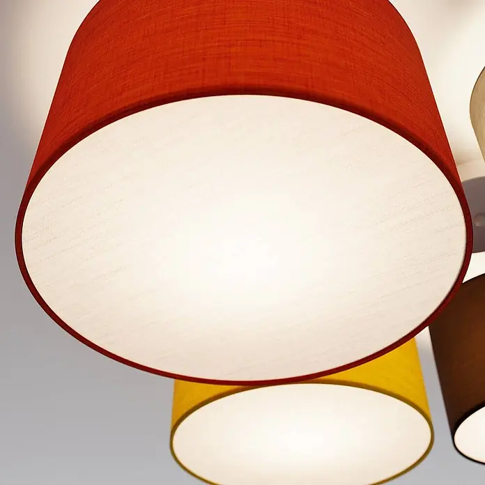 Lindby Deckenleuchte Laurenz - L x B x H: 93 x 93 x 25,5 cm, Multicolour, E27 - Nahaufnahme von leuchtenden roten, gelben und braunen Stofflampenschirmen, die ein warmes Licht streuen.