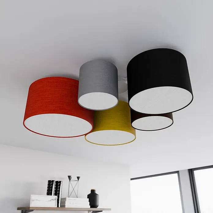Lindby Deckenleuchte Laurenz - L x B x H: 93 x 93 x 25,5 cm, Multicolour, E27 - Fünf zylindrische Stoffdeckenleuchten in Rot, Grau, Gelb, Schwarz und Braun, die von einer weißen Decke leuchten.
