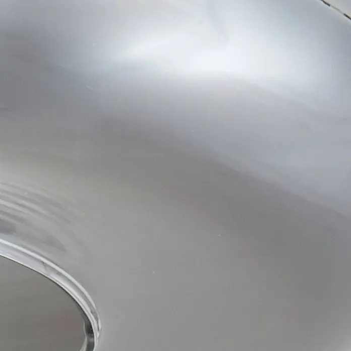 Lindby Deckenleuchte Hildur - alu / grau / zink, E27 - Glänzende, silbergraue Metalloberfläche mit einem gekrümmten Detail.