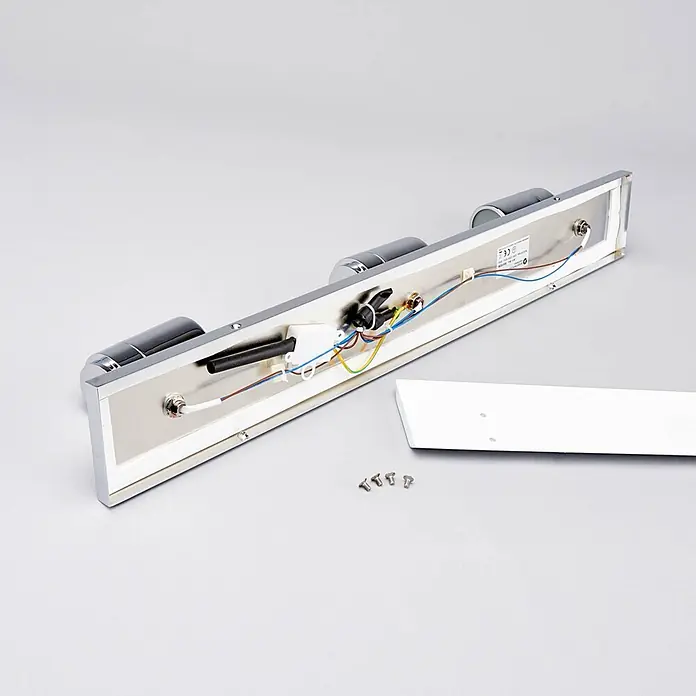 Lindby Deckenleuchte Dejan - chrom / silber, chrom / silber, GU10 - Zerlegte Wandleuchte in Chrom-Optik mit Innenverkabelung, abgenommener weißer Abdeckung und Schrauben.