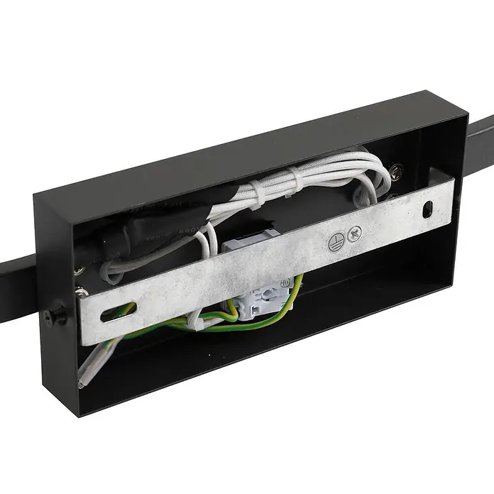Lucande Deckenleuchte Kulka - L x B x H: 80 x 14,5 x 32,5 cm, schwarz, G9 - Innenansicht einer schwarzen Metall-Elektrobox mit weißen und grün/gelben Kabeln und Anschlüssen für die Beleuchtung.