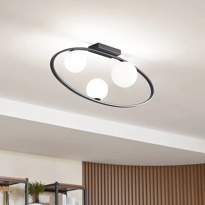 Lucande Deckenleuchte Kulka - L x B x H: 80 x 14,5 x 32,5 cm, schwarz, G9 - Schwarze ovale Deckenleuchte mit drei weißen kugelförmigen Diffusoren.