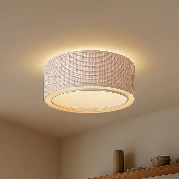 Lindby Deckenleuchte Soula - creme / amber, E27 - Hellfarbene zylindrische Deckenleuchte aus gewebtem Stoff, die einen Raum beleuchtet.