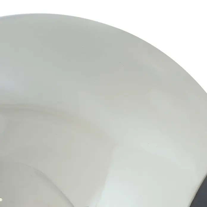 Lindby Deckenlampe in rauchgrau transparent, schwarz, Deckenleuchte -  - Nahaufnahme eines glänzenden, hellgrauen Helms mit gekrümmter Oberfläche.