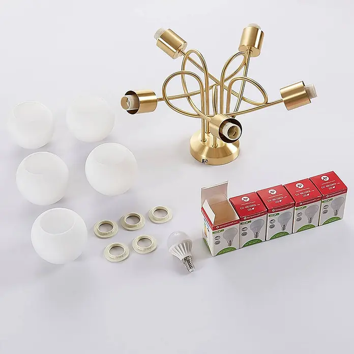 Lindby Deckenleuchte Elaina - messing / gold, E14 - Eine messingfarbene Deckenleuchte mit fünf E14-Fassungen, sechs weißen Glaskugelschirmen und sechs E14-LED-Lampen, alles unmontiert.